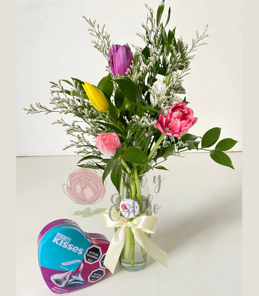 Florero Colomba. 5 tulipanes mix en florero + Kisses Corazón. - Imagen 2