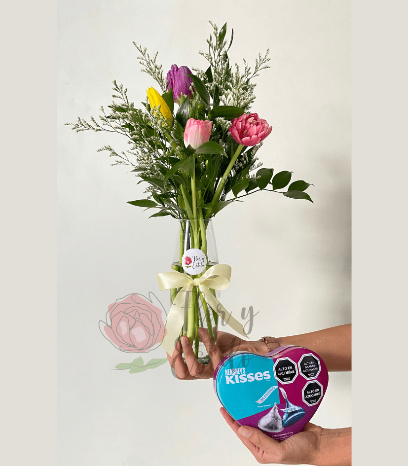 Florero Colomba. 5 tulipanes mix en florero + Kisses Corazón.
