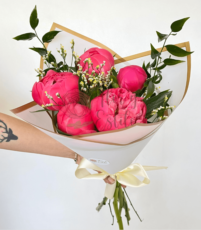 Ramo Teresita, 5 peonias.