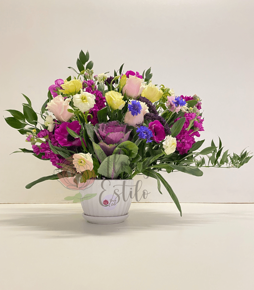 Arreglo Penélope. Anemonas y Brasica en arreglo. - Imagen 2