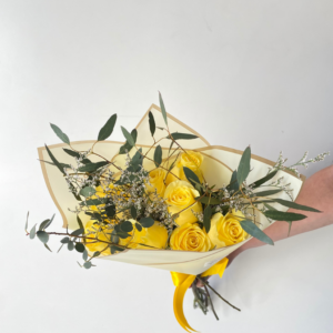 8 Rosas amarillas y eucaliptus en ramo. Caro en amarillo.