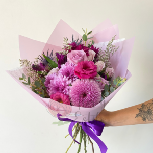 Feliz día mamá en violeta. Mix de flores de estación.