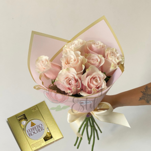 Feliz Día! 8 Rosas rosadas en ramo + Chocolate ferrero 4