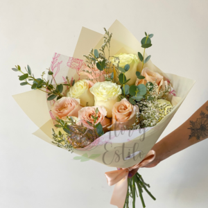 Ramo Lore. 10 rosas damasco y blancas en ramo.