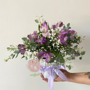 Arreglo Viole. Alstroemerias y gypsophilia en arreglo.