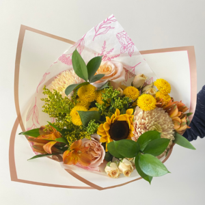 Ramo Felíz dia Mamá en damasco. Mix de flores de estación.