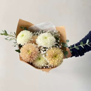 Ramo Nona. Cremones y Gypsophilia en ramo.