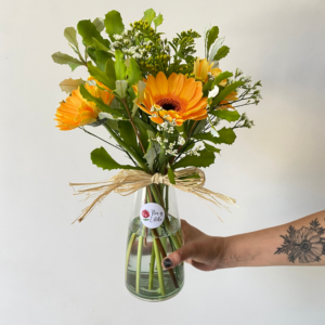 Florero Raquel. Gerbera y solidago en florero.