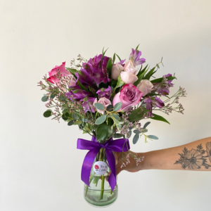 Florero Camila en lila. Minirosa y alstroemeria en florero.