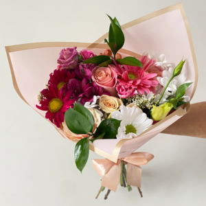 Ramo Feliz día mamá en rosado. Mix de flores de estación.