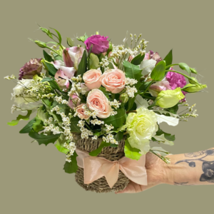 Arreglo Luz. Mini rosas y lisianthus en canasto.