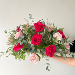Cojín de condolencia rosado y fucsia.