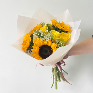 Girasol y rosas en ramo. Ramo Lorenza.