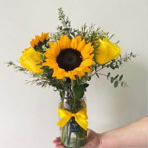 Girasoles y rosas en florero. Florero Alessandra.