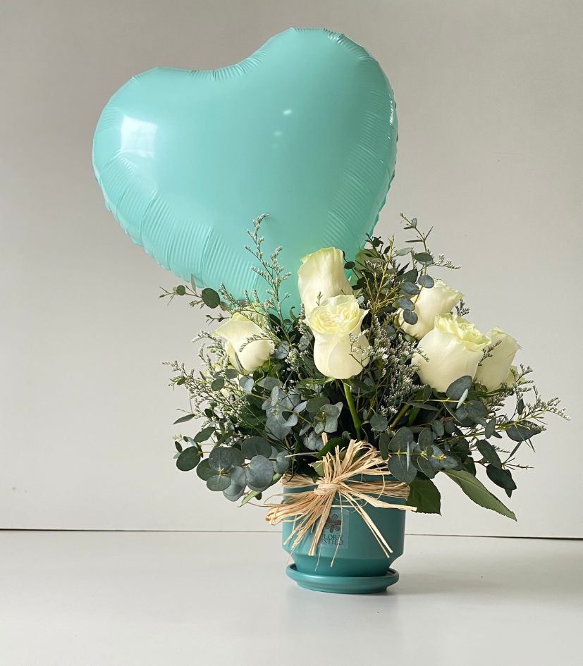 14 rosas blancas + globo corazón. Arreglo Serena. - Imagen 2