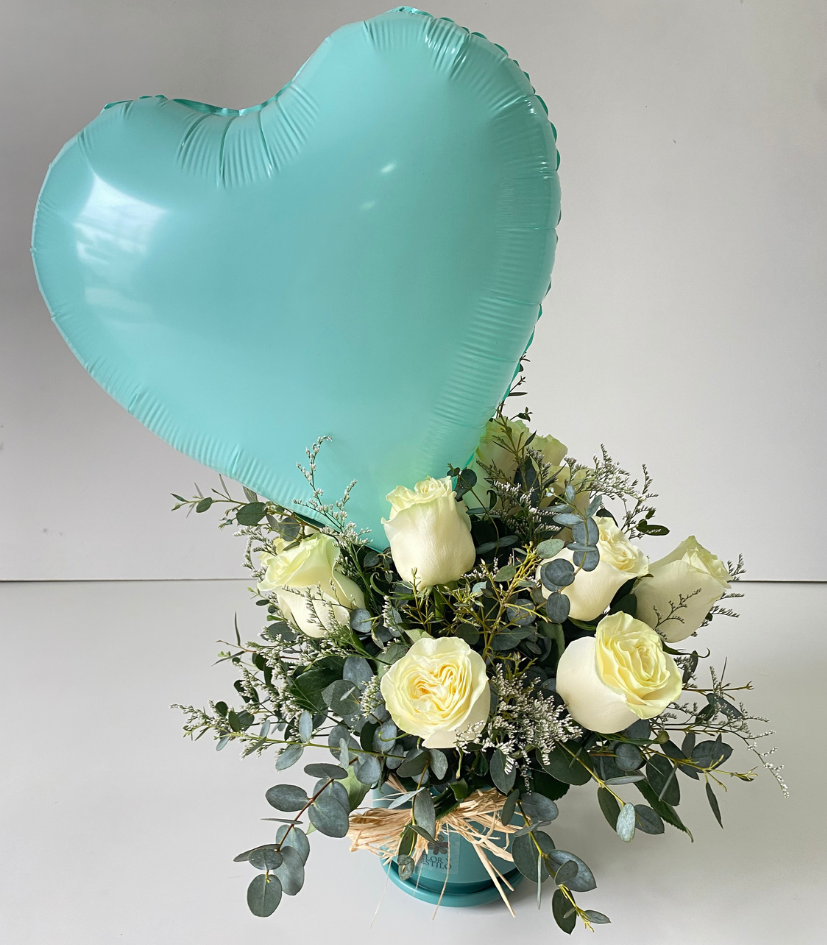 14 rosas blancas + globo corazón. Arreglo Serena. - Imagen 3