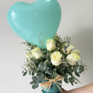 14 rosas blancas + globo corazón. Arreglo Serena.