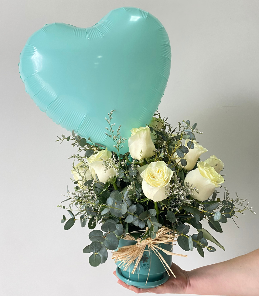 14 rosas blancas + globo corazón. Arreglo Serena.