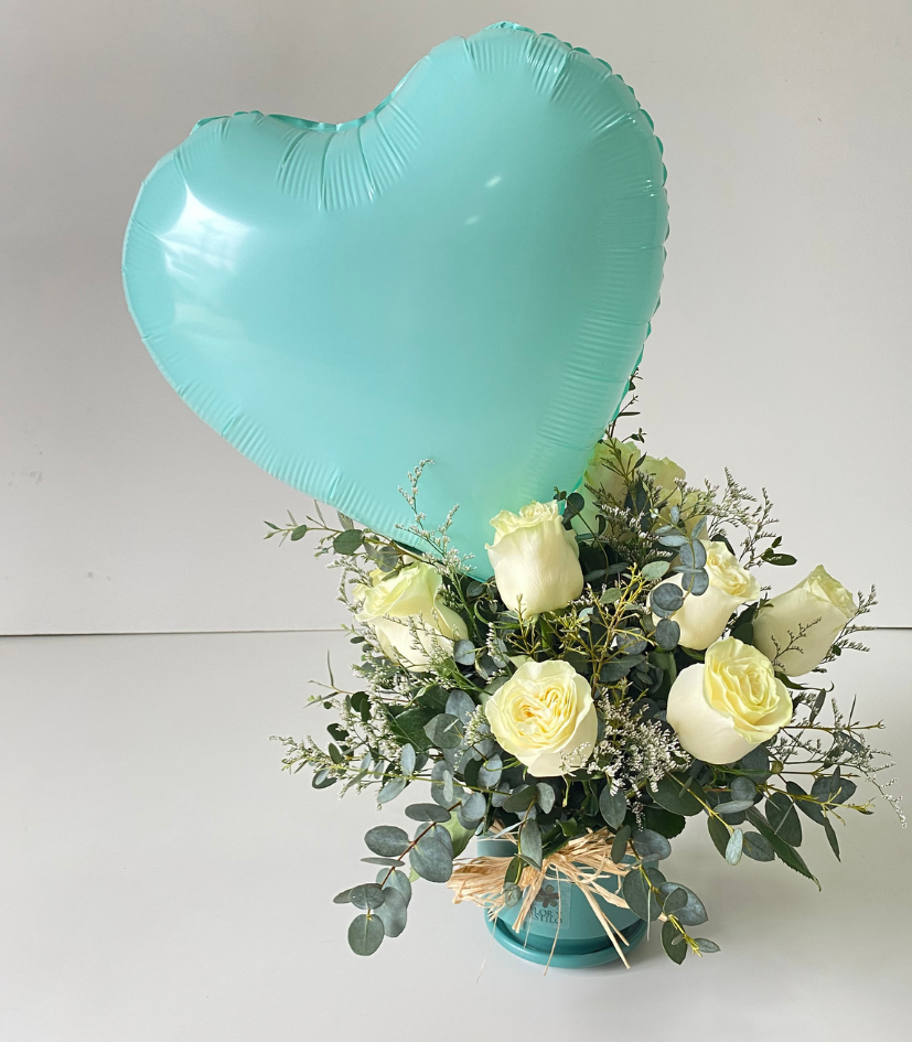 14 rosas blancas + globo corazón. Arreglo Serena. - Imagen 5