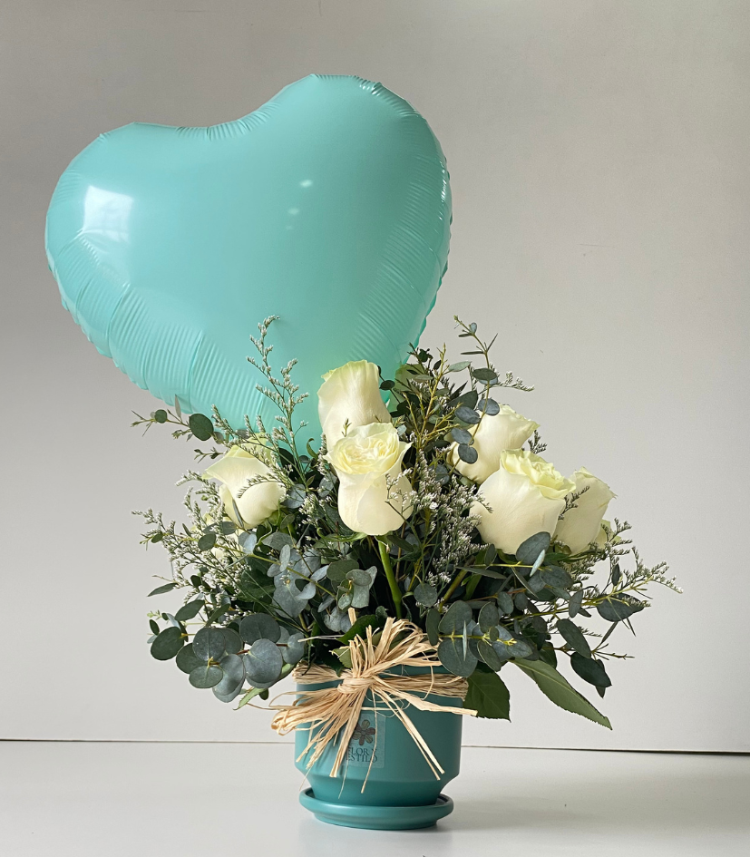 14 rosas blancas + globo corazón. Arreglo Serena. - Imagen 4