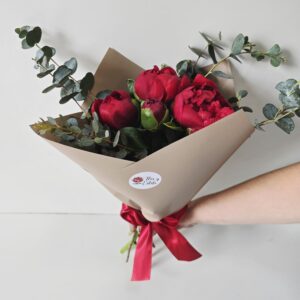 Ramo Teresita Rojo. 5 peonias en ramo.