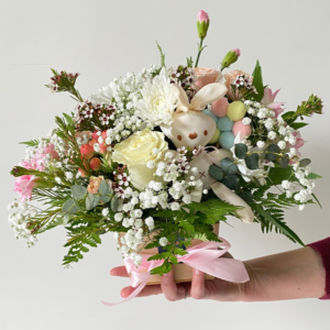 Dulce Bienvenida. Conejito y minirosas en arreglo.