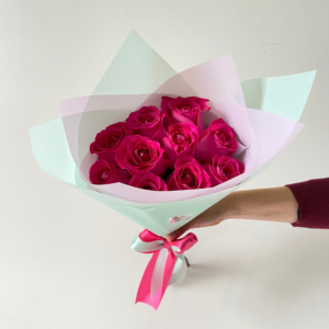 10 Rosas fucsias en ramo. Ramo Carrie.